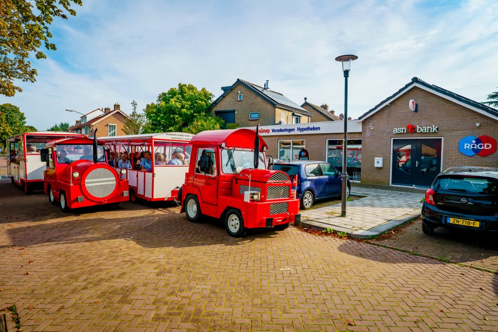rondrit met de Hank-o-Motief door het dorp